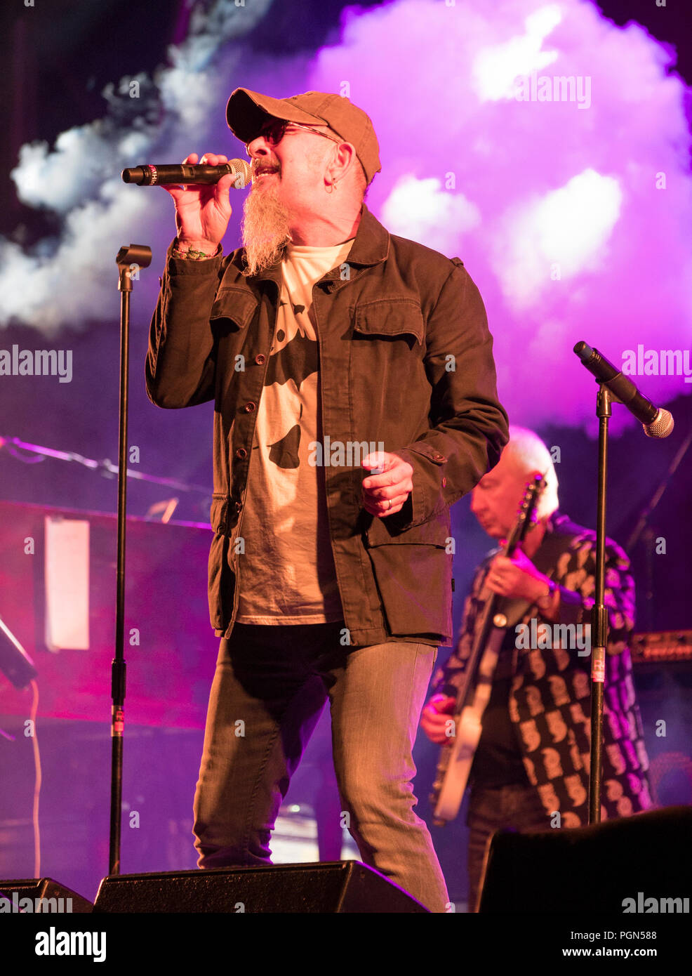 Chris Thompson (Manfred Mann's Earth Band), die mit der SAS-Band an der Weyfest Music Festival, Tilford, UK. 19. August 2018 Stockfoto