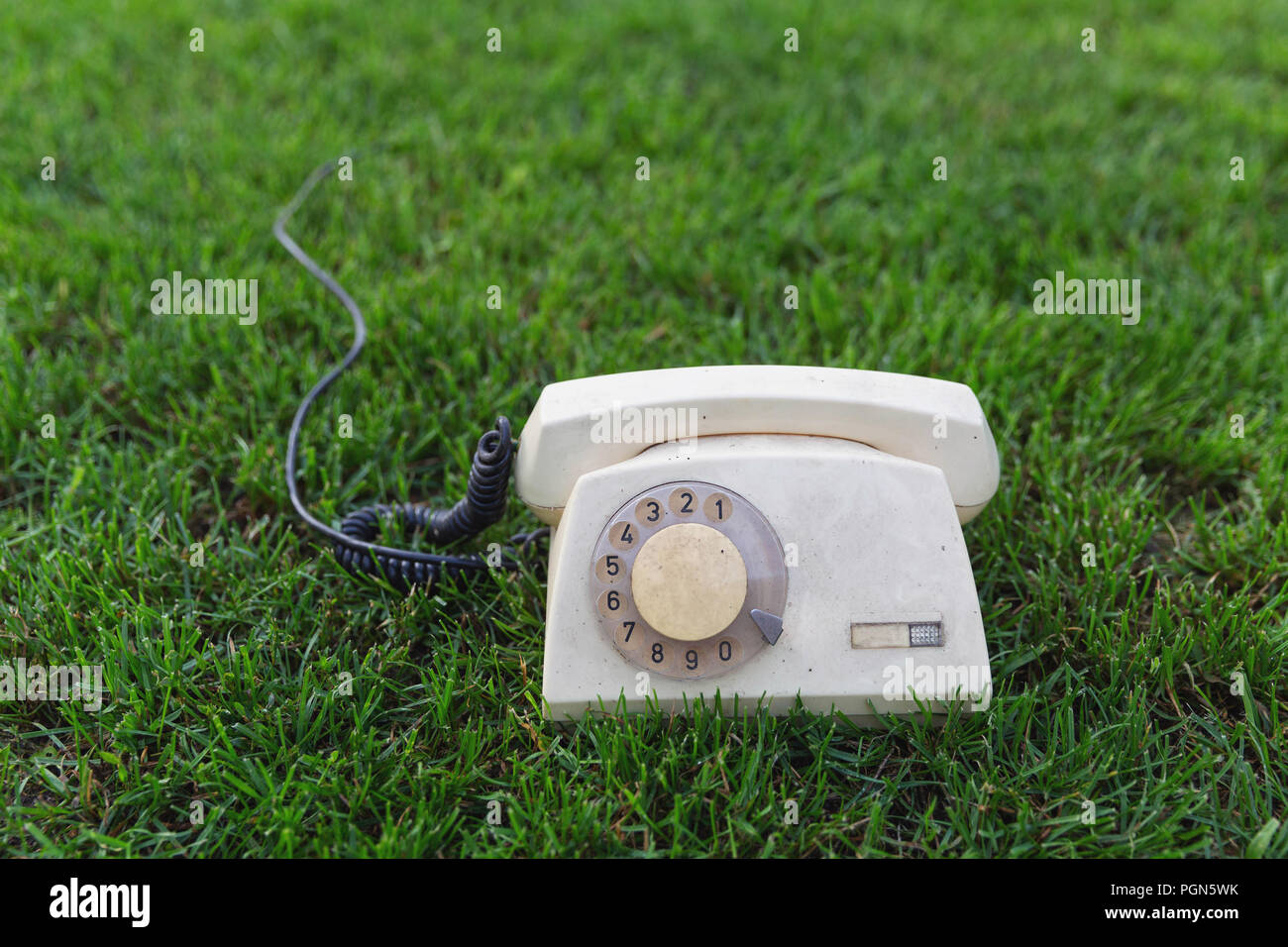 Alten retro Telefon auf dem grünen Rasen Stockfoto