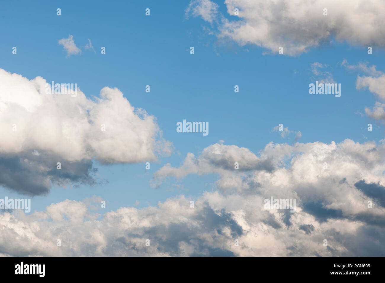 Zaubern Gewitterwolken in einem frühen Stadium in den blauen Himmel. Stockfoto