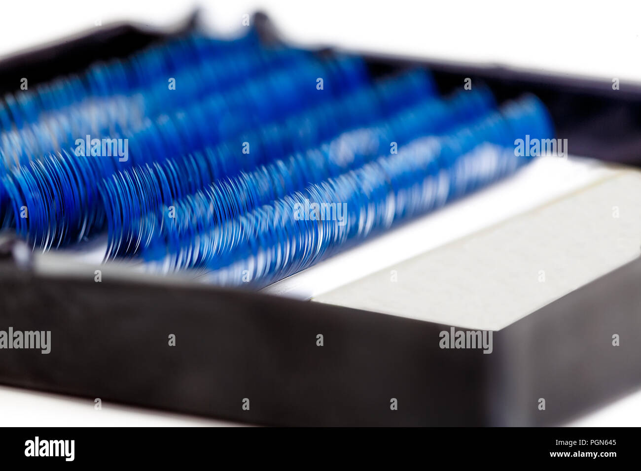 Eyelash Extension Tools auf weißem Hintergrund. Zubehör für Wimpern extensions. Close-up. Makro. Künstliche Blau ombre Wimpern. Stockfoto
