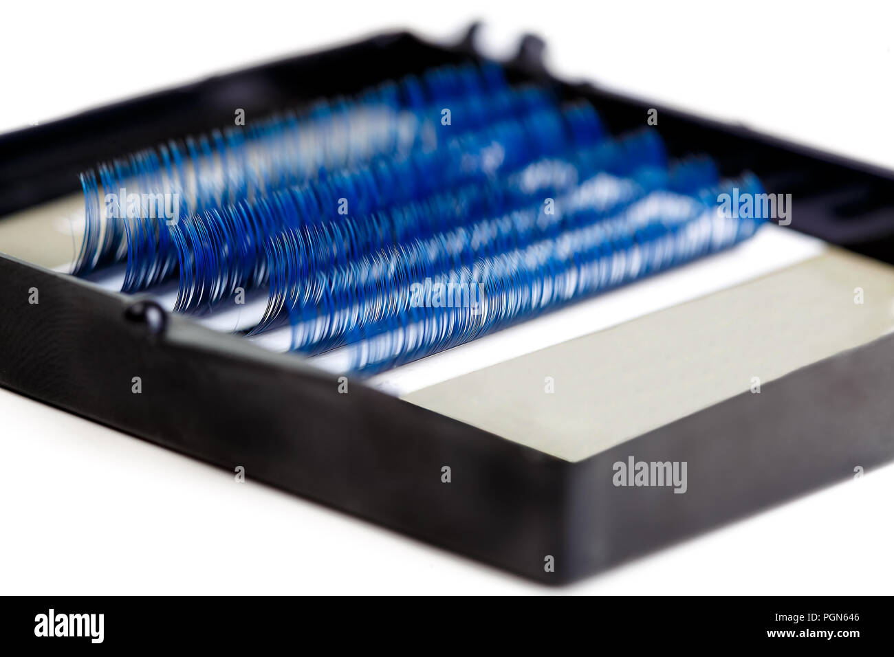 Eyelash Extension Tools auf weißem Hintergrund. Zubehör für Wimpern extensions. Close-up. Makro. Künstliche Blau ombre Wimpern. Stockfoto