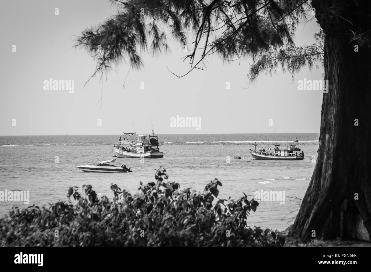 Wunderschöne Aussicht auf Fischer Boote am Strand des Fischerdorfes an Naiyang Beach, Phuket, Thailand. Stockfoto