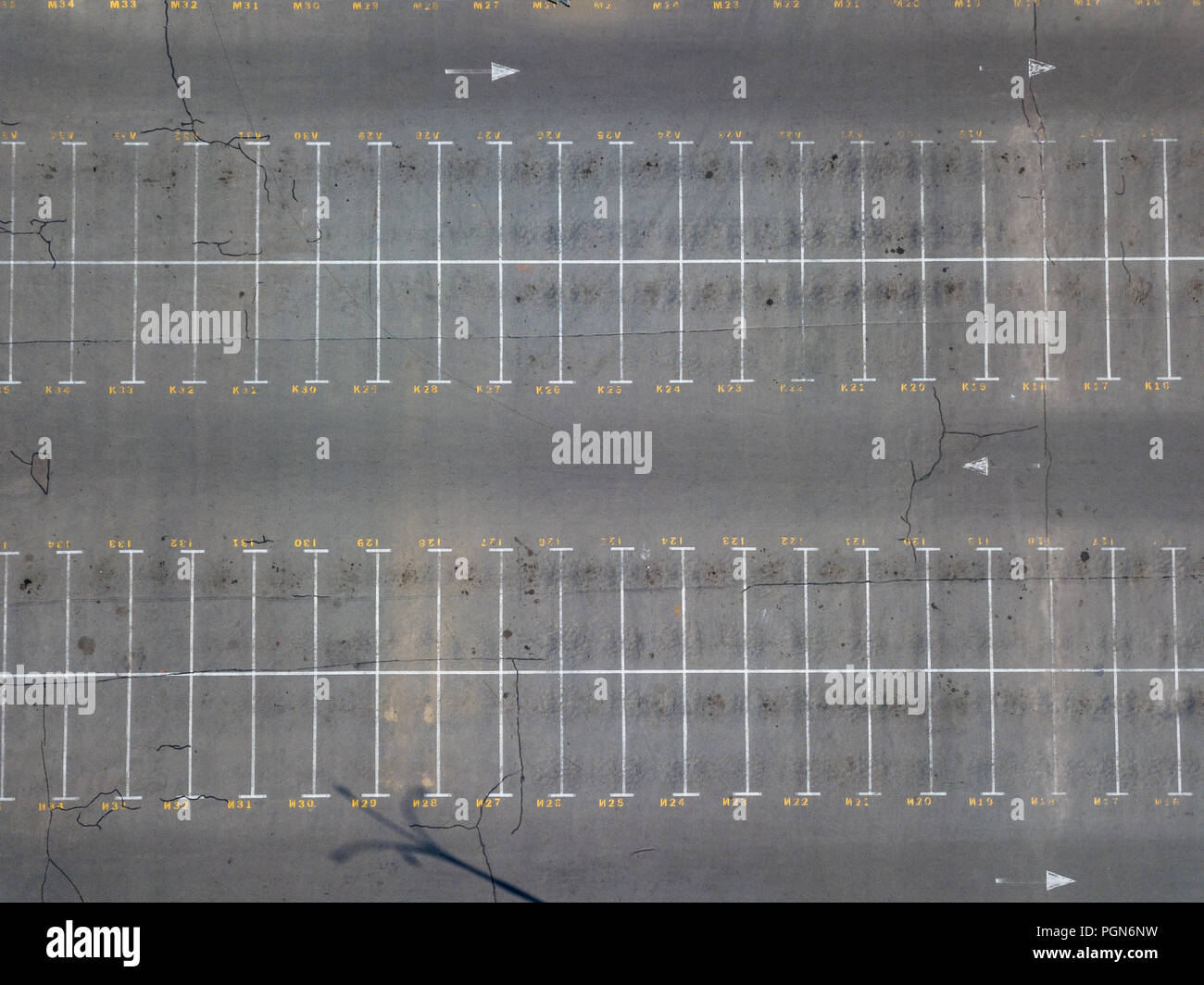 Leeren Parkplatz in der Nähe des Marktes mit weißer Markierung Linien auf dem Asphalt. Stockfoto