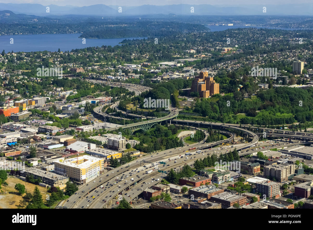 Luftaufnahme der Interstate 5 Expressway in Seattle, der International District, Atlantik, nördlich von Beacon Hill, Mt Baker und Lake Washington, USA. Stockfoto