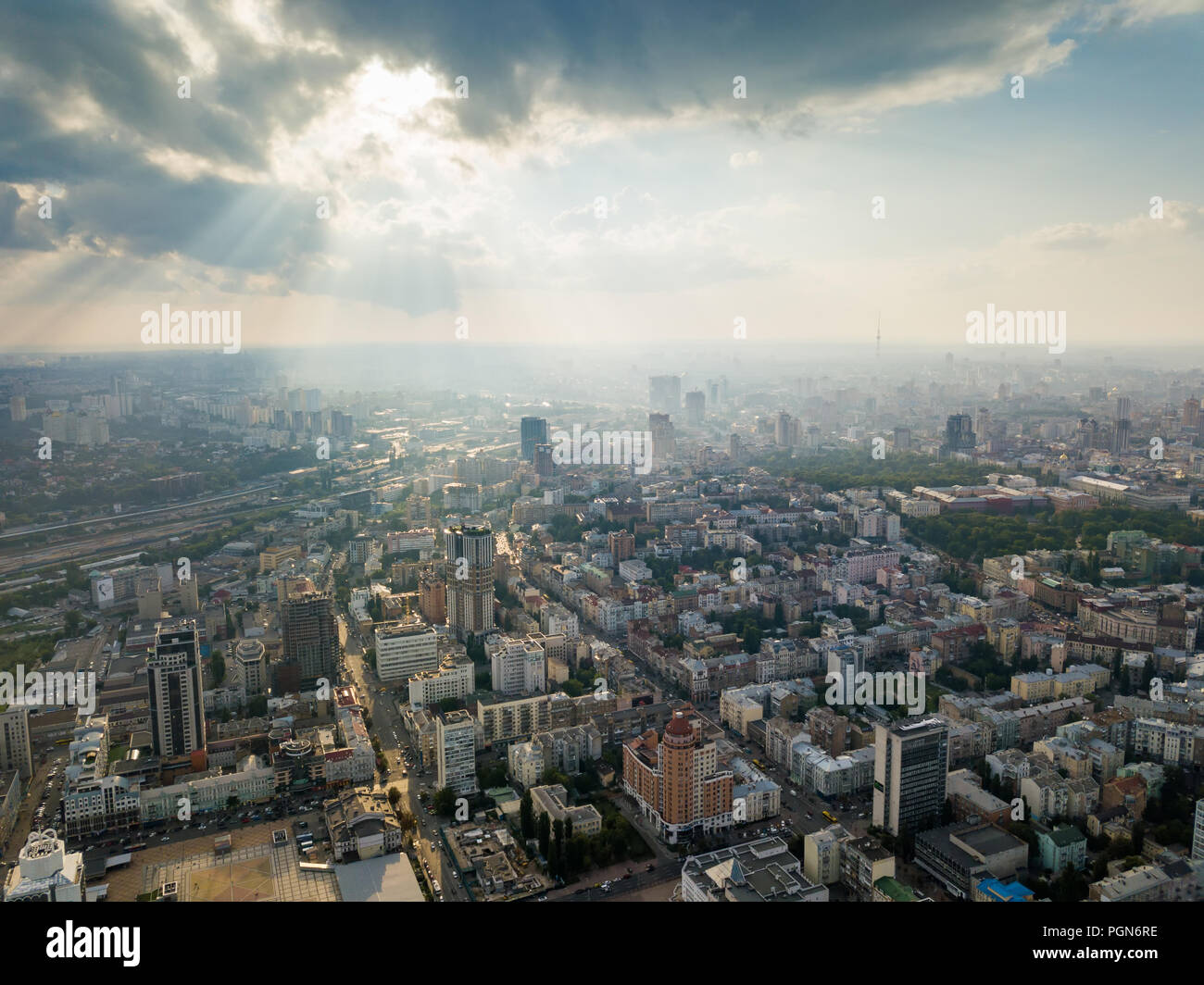 Luftaufnahme der Stadt Kiew, Ukraine mit historischen und modernen Gebäude auf einem schönen Sommer Sonnenuntergang. Luftaufnahme von Drone. Stockfoto