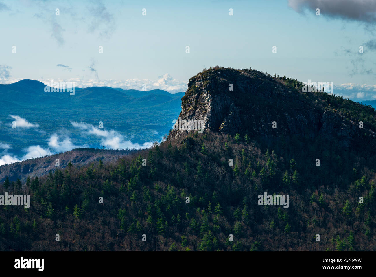 Table Rock, North Carolina Nahaufnahme. Blue Ridge Parkway Mountain - Linville Schlucht wandern. Niedrige Nebel und Wolken in der Entfernung. Blauer Himmel. Stockfoto