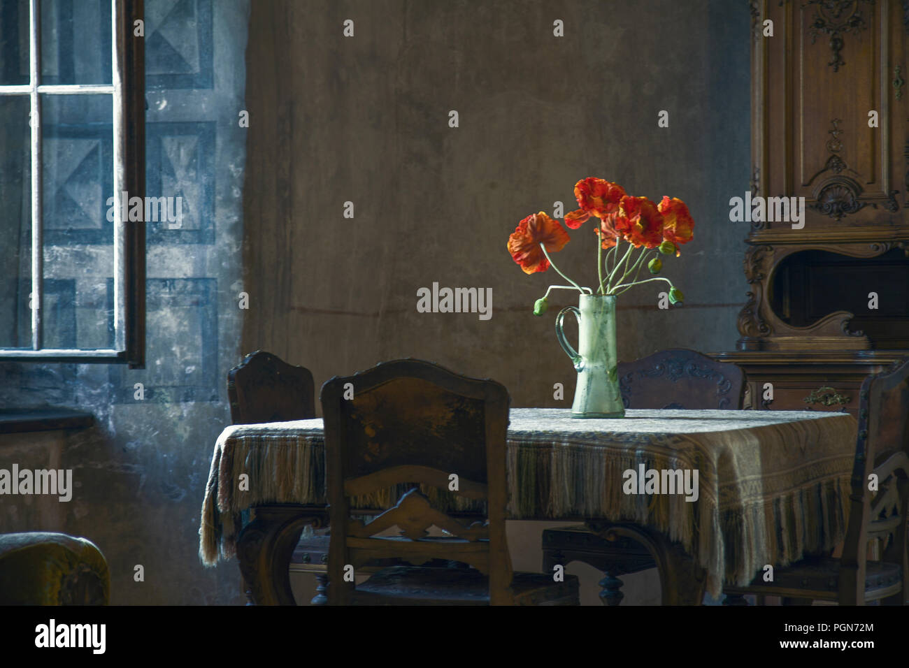 Roter Mohn Blumen in einer Vase auf dem Tisch zu stehen in einem Schloss Kammer, Burg Orava, Slowakei. Stockfoto
