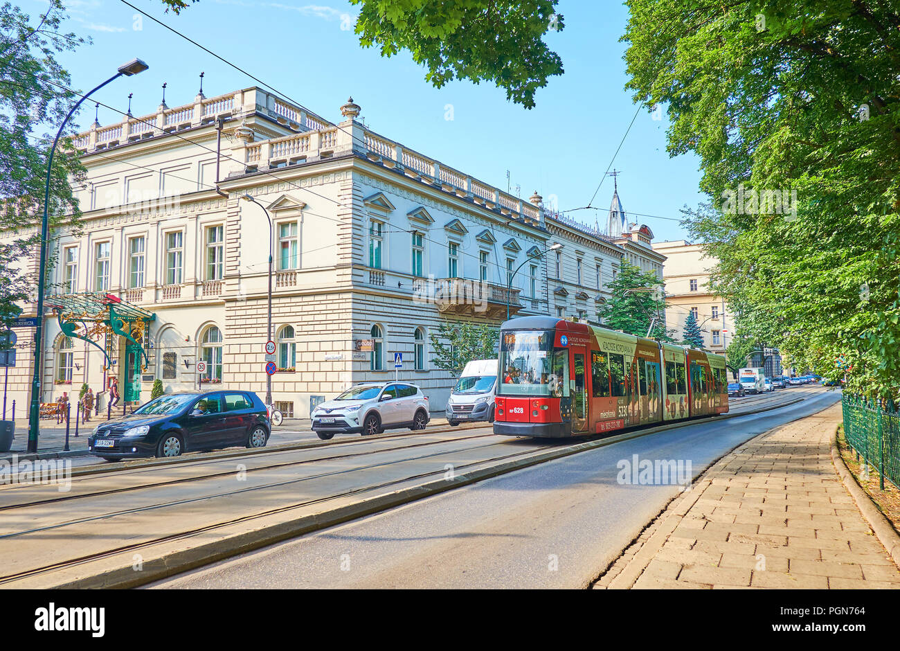 Krakau, Polen - 11. Juni 2018: Die farbigen Straßenbahnfahrten auf Obwodnice I Straße, die alte Stadt umgeben, am 11. Juni in Krakau. Stockfoto