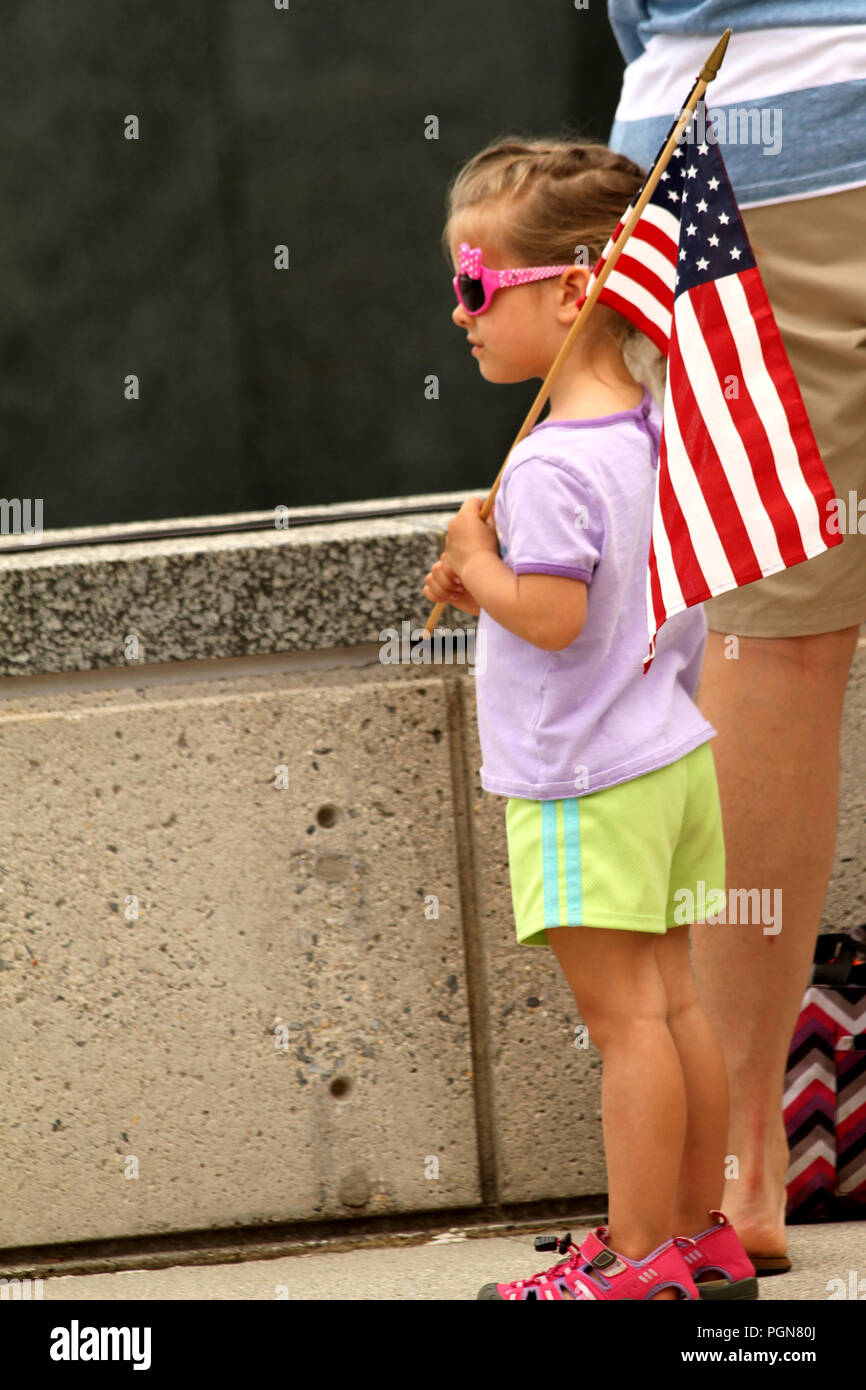 Kleines Mädchen mit US-Flagge bei patriotischen Veranstaltung in VA, USA Stockfoto