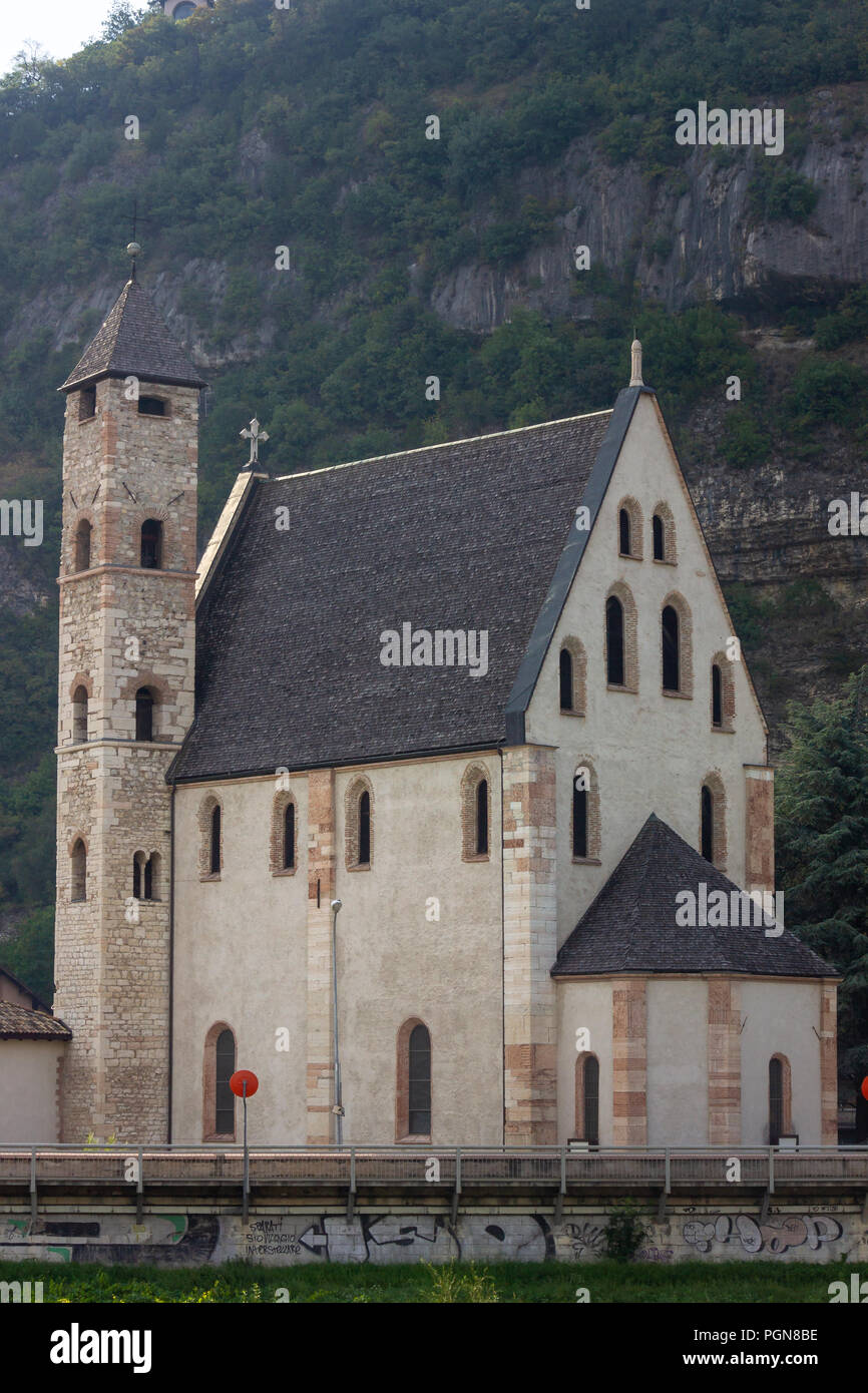 Kirche St. Apollinare an den Ufern der Etsch in Trento, Italien Stockfoto