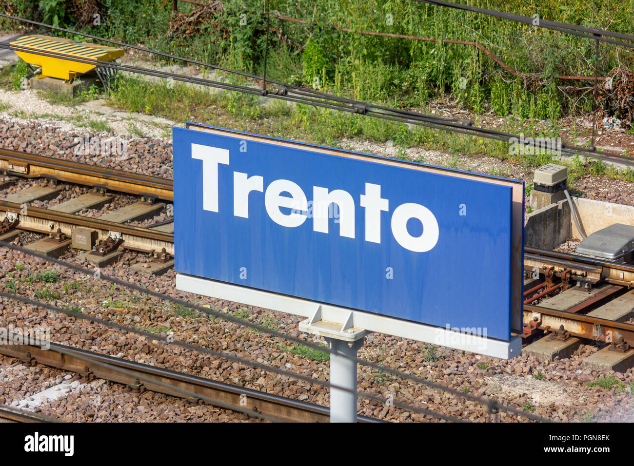 Schild am Bahnhof in Trient im Trentino-Alto Adige, Italien Stockfoto