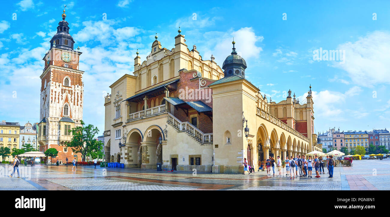 Krakau, Polen - 11. JUNI 2018: Panorama der Marktplatz mit den Tuchhallen (Sukiennice), die zentrale touristische Handwerk Markt mit Turm von medieva Stockfoto