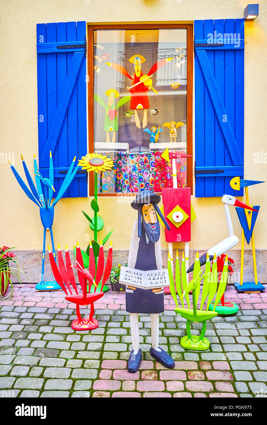 Die handgefertigten Holzmöbeln Statuette in Form von jungen hasid lesen Thora, mit verschiedenen anderen Holzspielzeug in Kazimierz in Krakau, Polen, umgeben Stockfoto