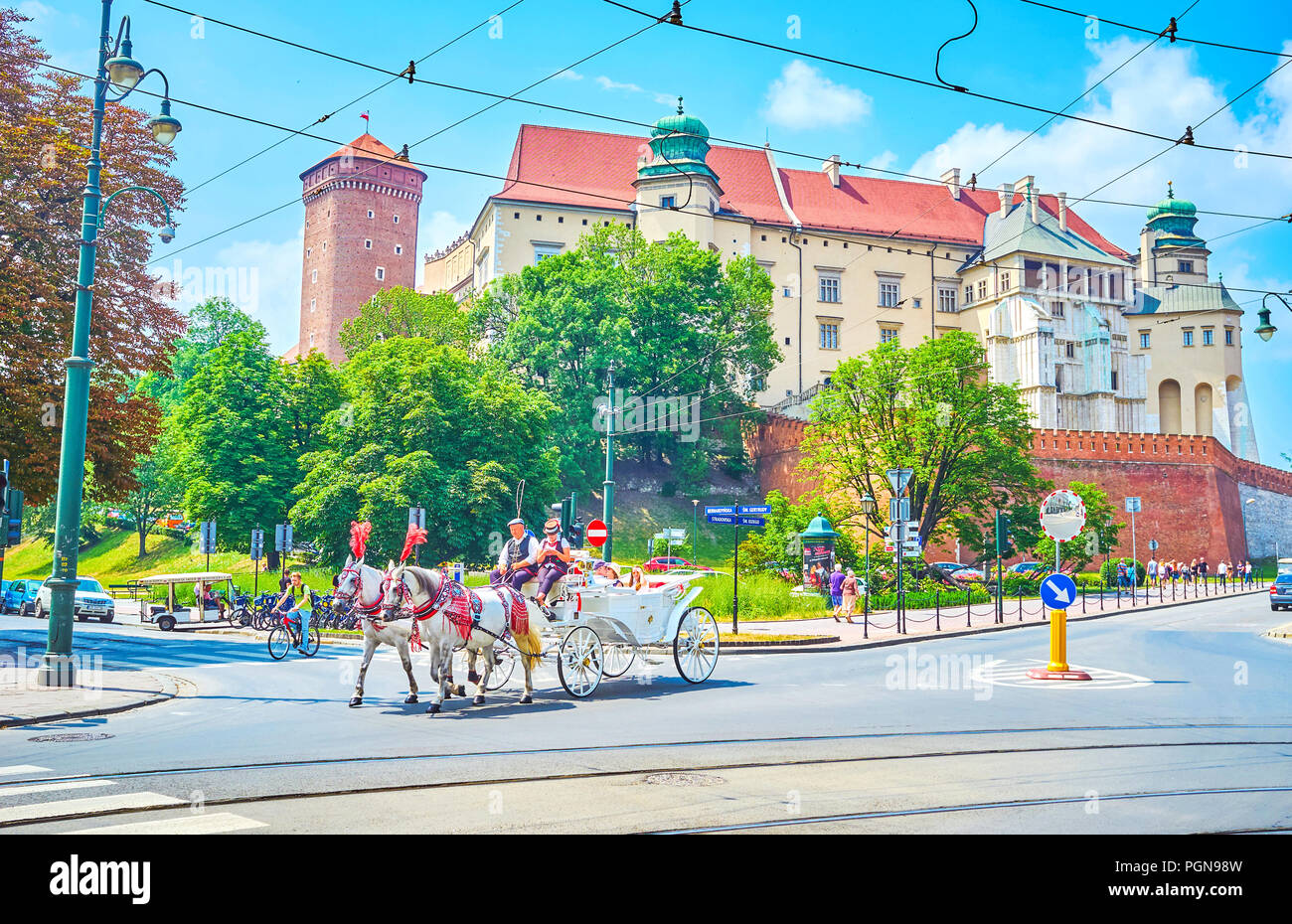 Krakau, Polen - 11. Juni 2018: Die kutschfahrt entlang der Straße mit Schloss Wawel auf dem Hintergrund, am 11. Juni in Krakau. Stockfoto