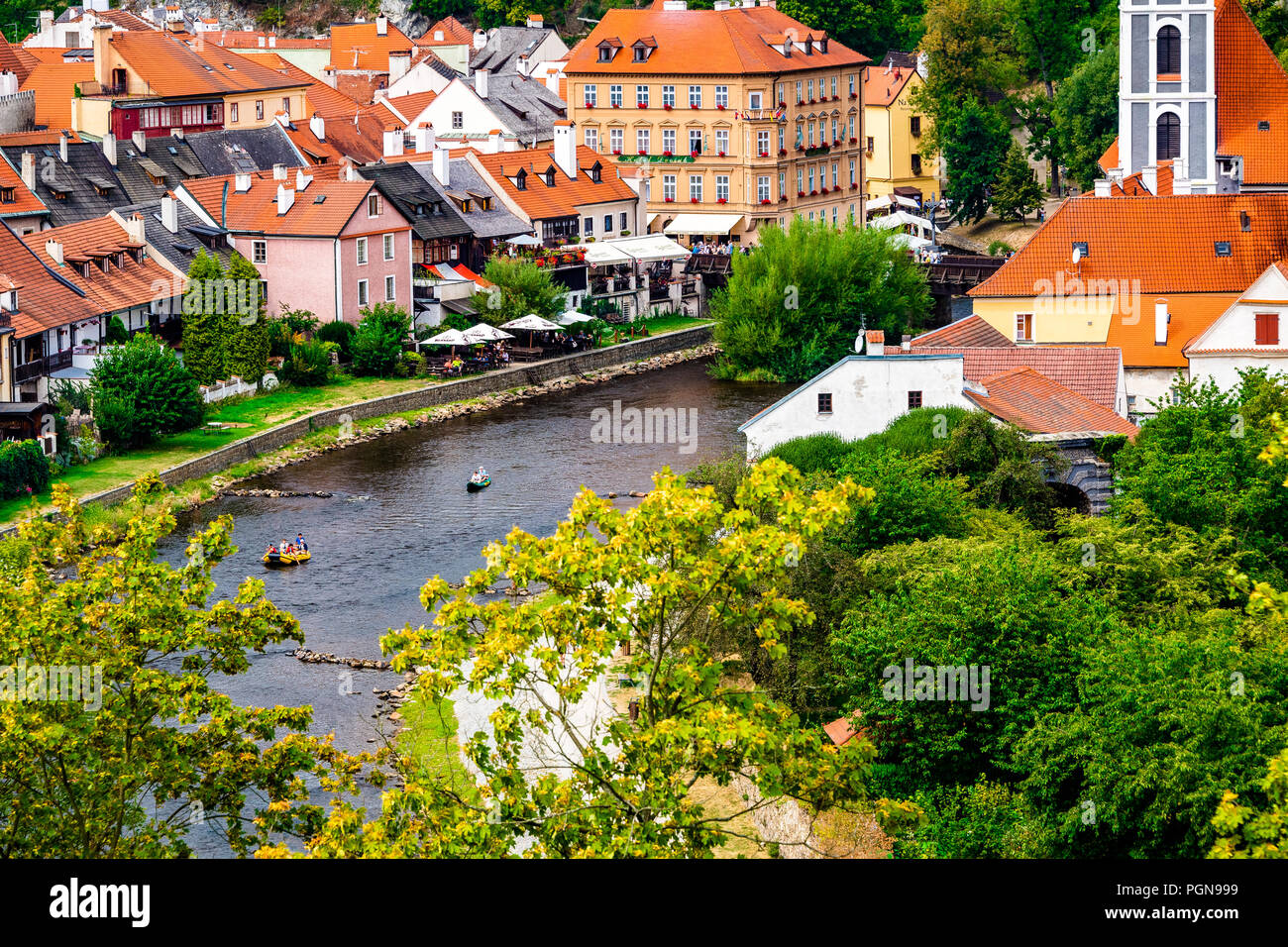 Die valta River fließt durch die Stadt Zentrum der schönen Stadt Český Krumlov in der Tschechischen Republik. Stockfoto