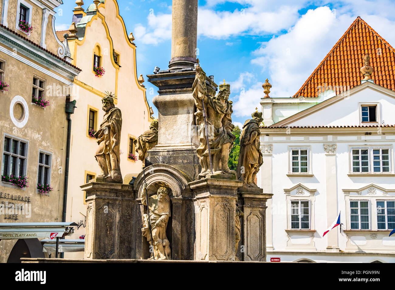 Der Hauptplatz der Stadt Český Krumlov ist von vielen bunten Gebäude bilden dieses eine malerische Gegend der Stadt umgeben. Der Tschechischen Republik. Stockfoto