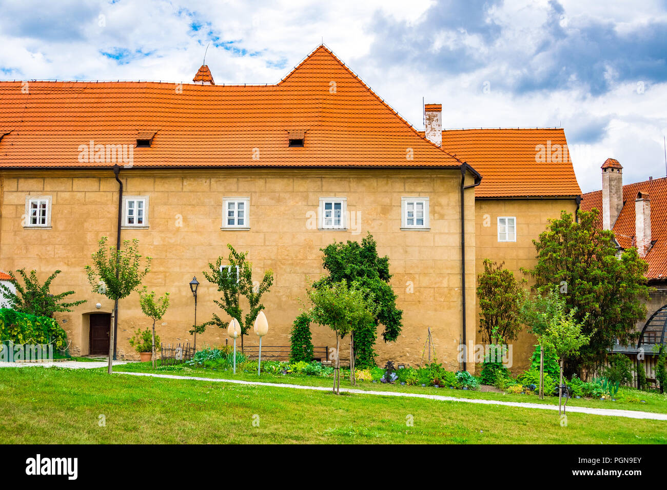 Der Garten des Minoritenklosters in der Stadt Český Krumlov in der Tschechischen Republik Stockfoto