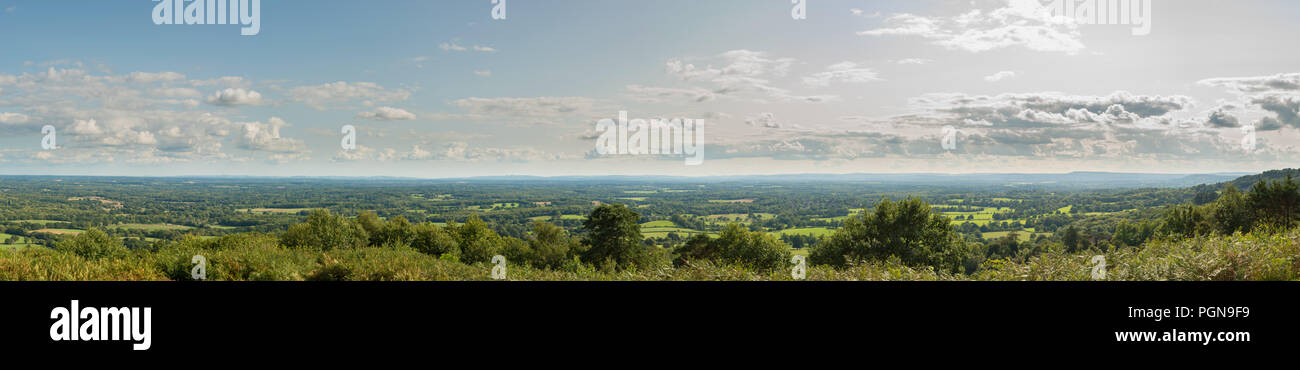Panoramablick auf die Landschaft von Surrey und Sussex die North Downs zu den South Downs in England, Großbritannien. Von der Spitze des Holmbury Hill genommen. Stockfoto