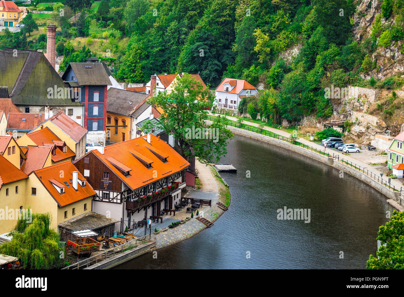 Die valta River fließt durch die Stadt Zentrum der schönen Stadt Český Krumlov in der Tschechischen Republik. Stockfoto