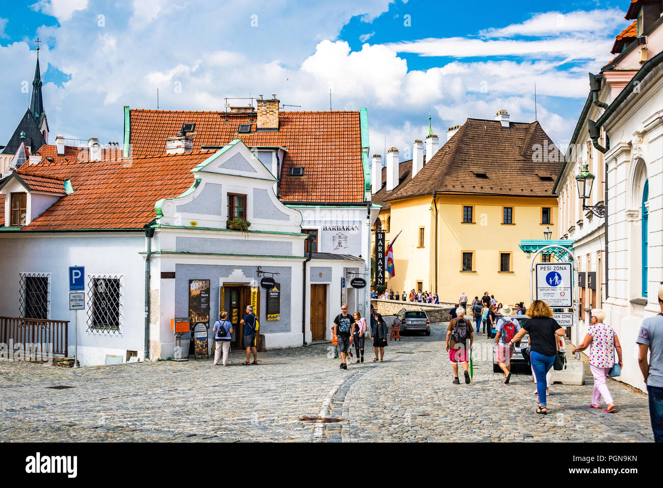 Das Stadtzentrum von Český Krumlov hat vielen bunten Häuserfassaden. Der Tschechischen Republik Stockfoto