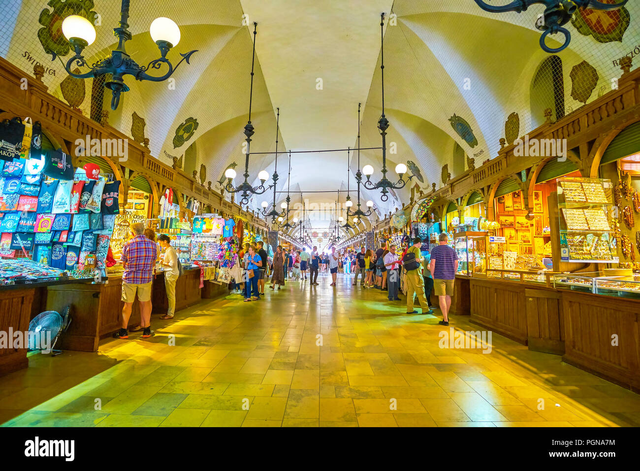 Krakau, Polen - 11. Juni 2018: Die tuchhallen ist die mittelalterliche abgedeckt Trade Centre im Herzen von Krakau, ist heutzutage ein Haus des Handwerks tour Stockfoto