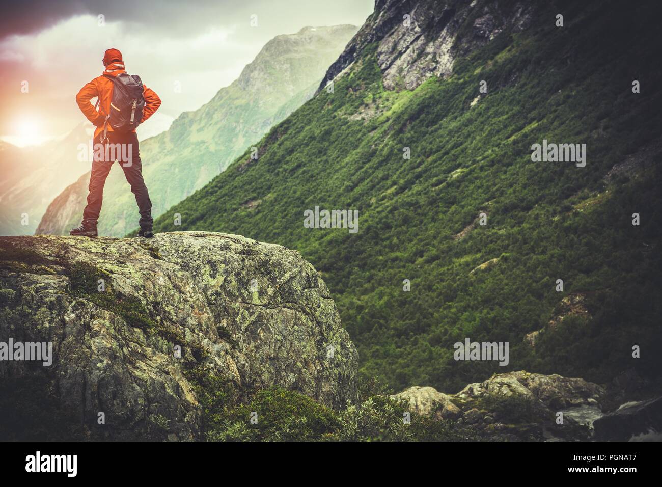 Wanderer am Rand der Welt. Kaukasische Männer Wandern auf dem Berg Trail. Stockfoto