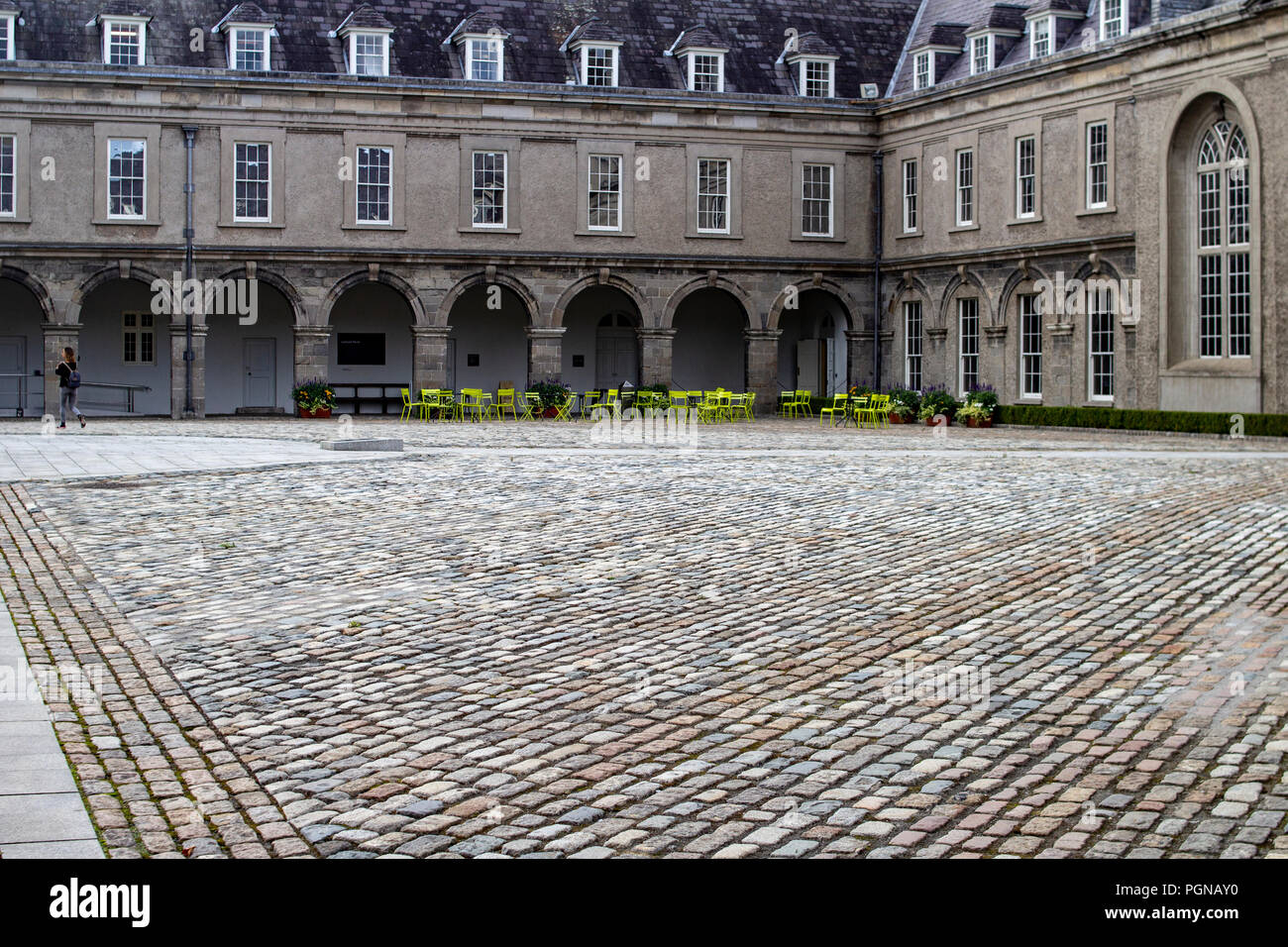 Der gepflasterte Innenhof gesteinigt im Royal Hospital Kilmainham, Dublin, Irland. Gebaut im Jahre 1684 der Komplex beherbergt auch das Irische Museum für Kunst. Stockfoto