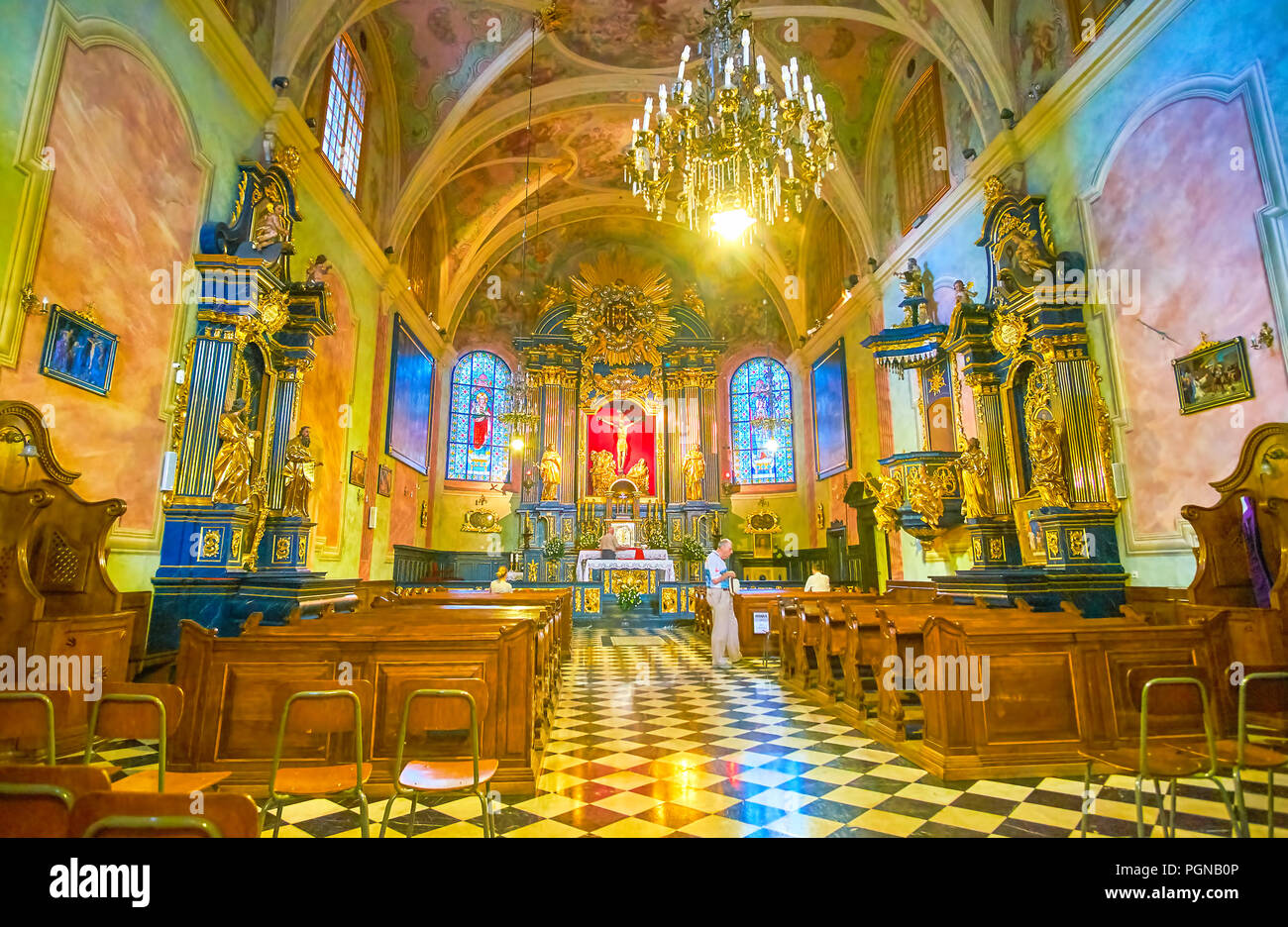 Krakau, Polen - 11. Juni 2018: Das Gebet Halle der St. Barbara Kirche mit schönen Altar und der Gilden Symbol kiots, am 11. Juni in Krakau. Stockfoto