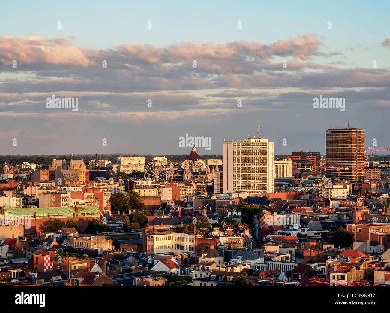 Stadtzentrum Skyline bei Sonnenuntergang, Erhöhte Ansicht, Antwerpen, Belgien Stockfoto