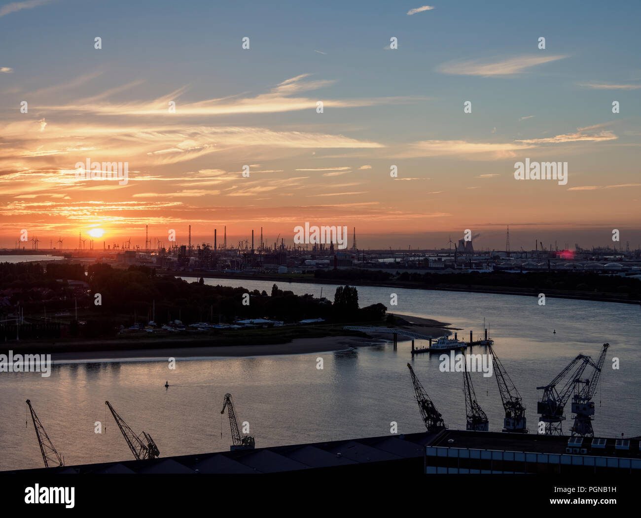 Sonnenuntergang über dem Fluss Schelde und Hafen von Antwerpen, Belgien Stockfoto