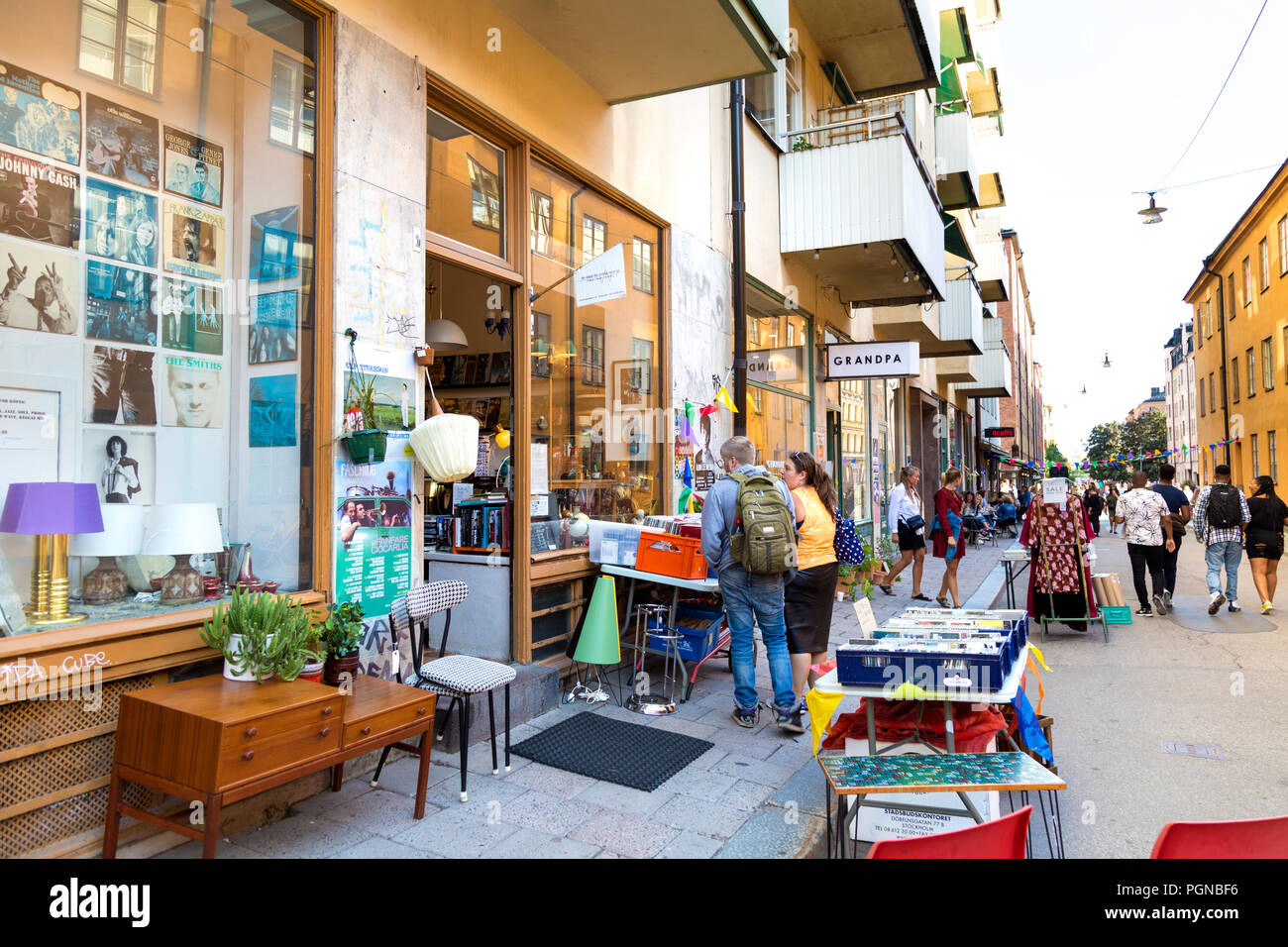 Menschen einkaufen in Second Hand Läden und Boutiquen in Sofo, Södermannagatan, Södermalm, Stockholm, Schweden Stockfoto