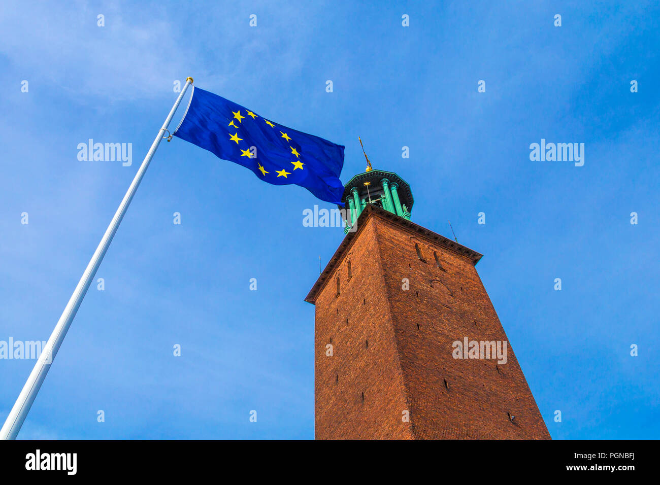 Die Fahne der Europäischen Union winken im Wind vor Stadshuset (Rathaus) in Stockholm, Schweden Stockfoto