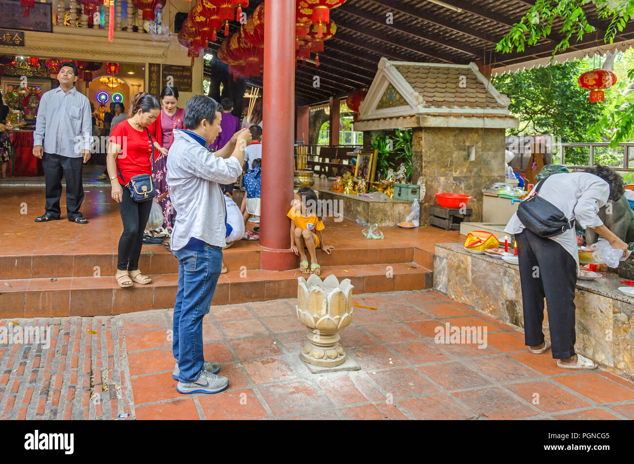 Phnom Penh, Kambodscha - April 8, 2018: Fromme Buddhisten üben ihre Rituale in der Pagode von Wat Phnom (Berg Pagode), der zentrale Punkt des ph-Werts Stockfoto