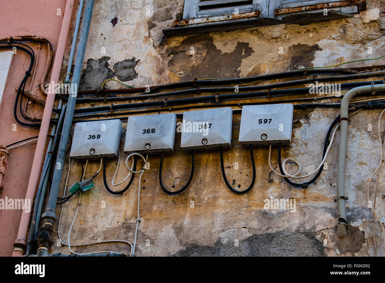 Stromzähler nummeriert auf alten Mauern eingerissen Stockfoto