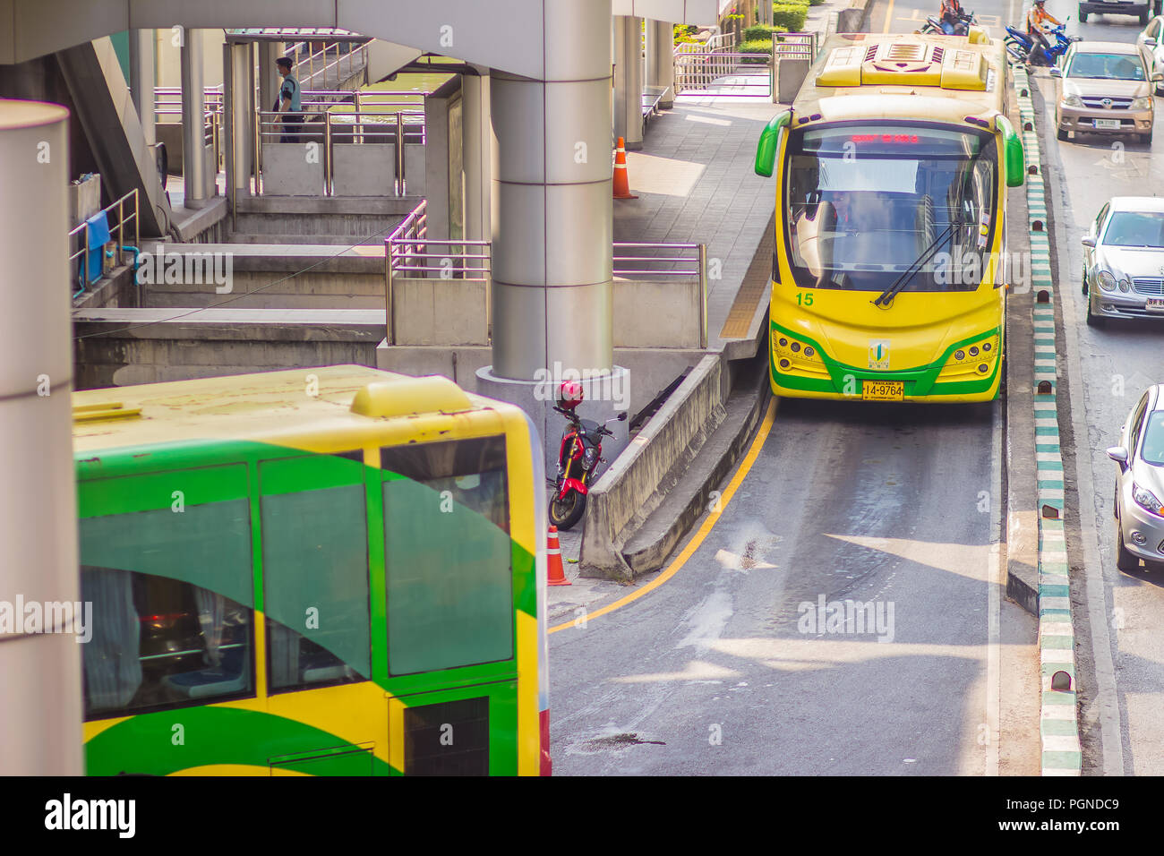 Bangkok, Thailand - 21. Februar 2017: Ansicht der Bangkok BRT, bus rapid transit system in Bangkok, Thailand. Die Busse verkehren auf eigenen Busspuren in Stockfoto