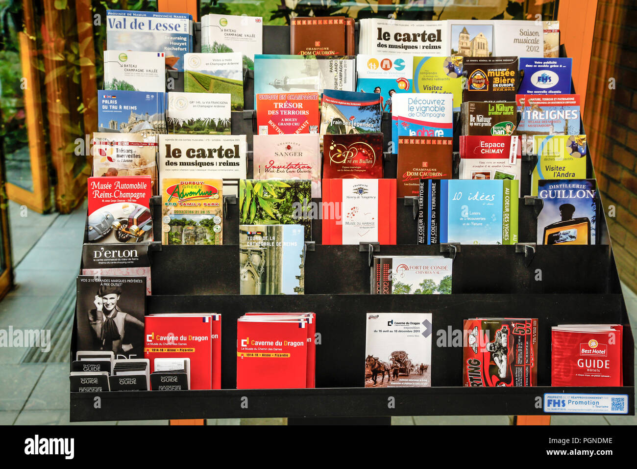 In der Lobby eines Hotels, Reiseführer, phamplets und Zeitschriften für den Tourismus Informationen und Sehenswürdigkeiten in und um Reims, Frankreich, Europa Stockfoto