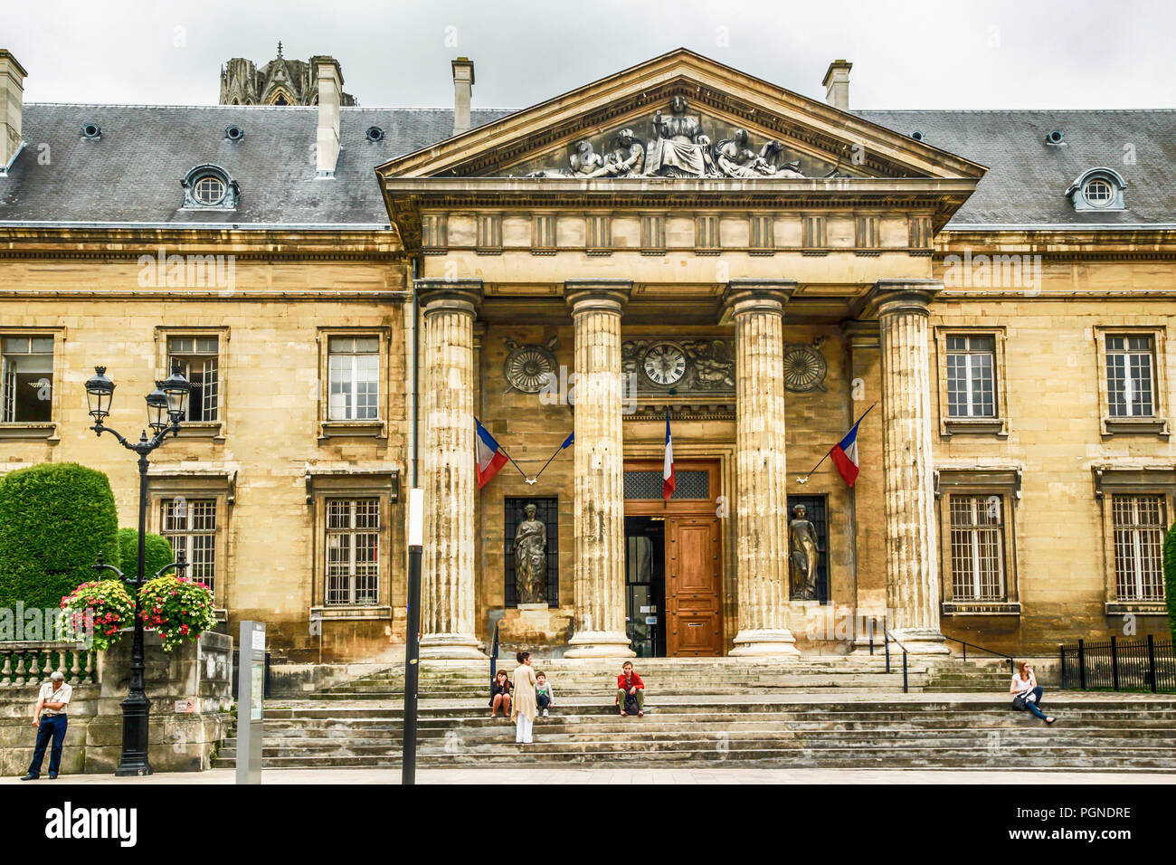 Menschen außerhalb des Palais de Justice an der Stelle Myron Herrick in Reims, Frankreich Stockfoto