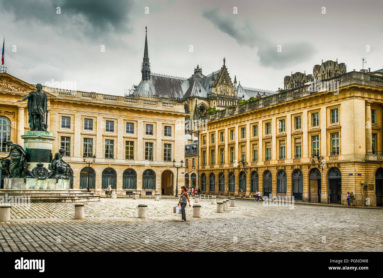 Place Royale - Wahrzeichen der Stadt durch Gebäude und ein Denkmal für Ludwig XV umgeben Stockfoto