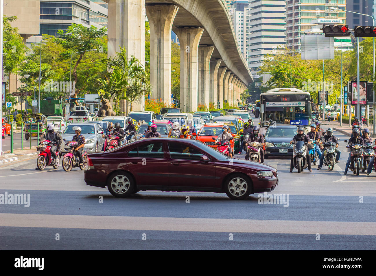 Bangkok, Thailand - 21. Februar 2017: Stark Stau an Thai-Japanese bridge Kreuzung in der Nähe Sala Daeng, Silom Road, Lumpini Park in Ban Stockfoto