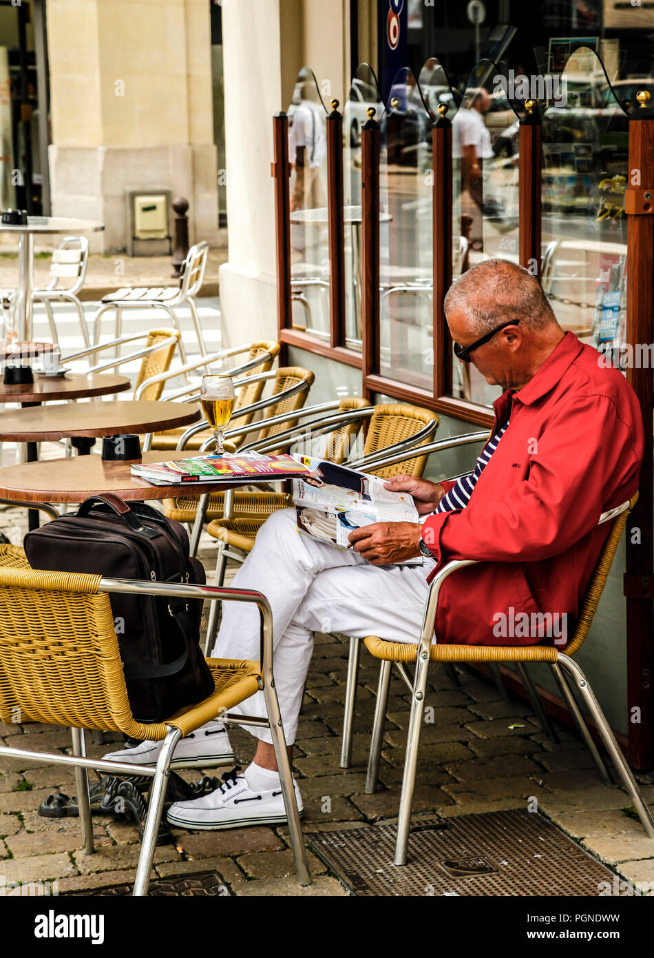 Man draußen sitzen im Cafe in der warmen Sommer in Reims, Frankreich. Stockfoto