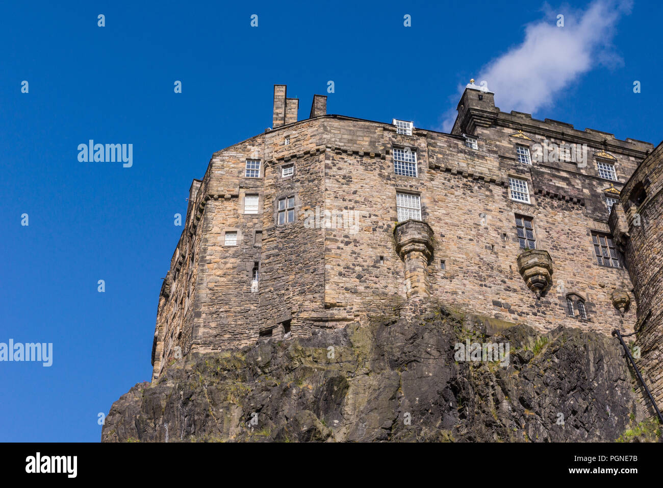 Edinburgh, Schottland, Großbritannien, 14. Juni 2012: Braun Grau Schloss auf Vulkangestein unter blauem Himmel, vom Westen Hafen gesehen. Stockfoto