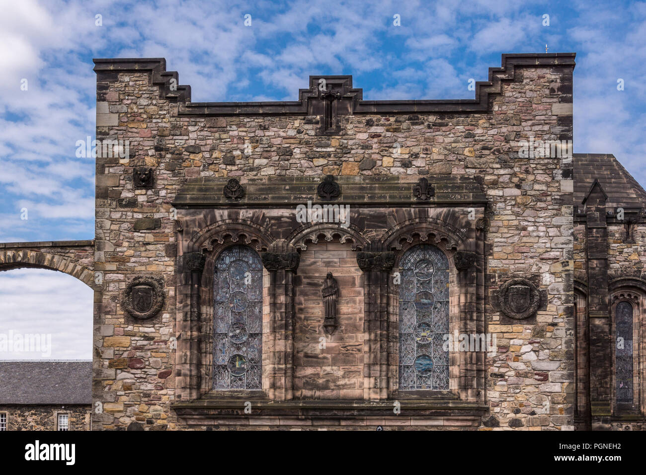 Edinburgh, Schottland, Großbritannien, 14. Juni 2012: braune Steinfassade mit Windows von Scottish National War Memorial auf Schloss. Stockfoto