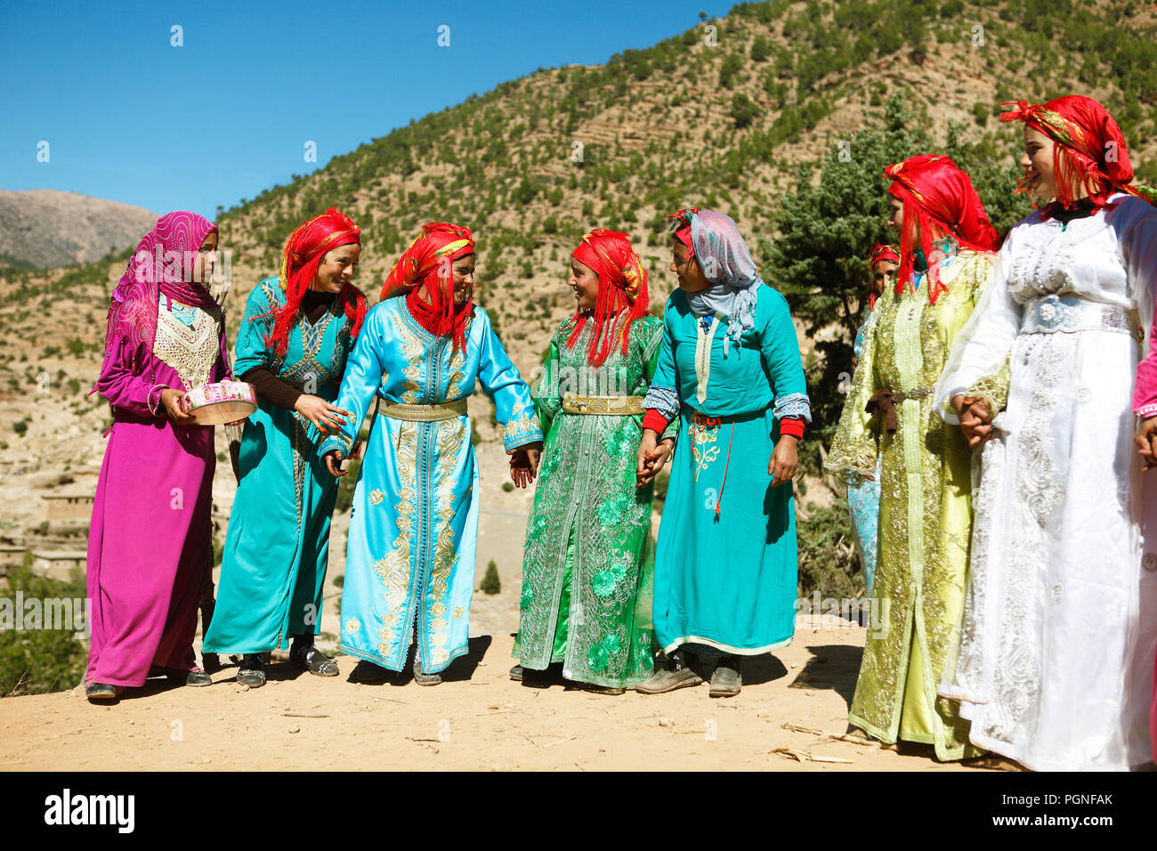 Tanzende Frauen in bunten Kleidern, Berber Hochzeit Feier im Hohen Atlas, Drâa-- tafilalet Provinz, Marokko Stockfoto