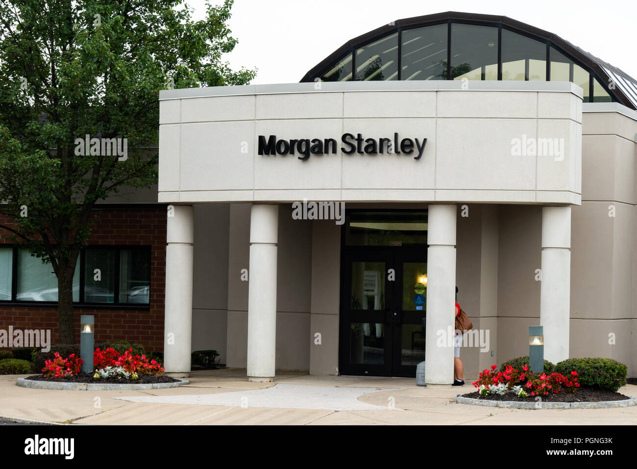 Ein Morgan Stanley Bürogebäude in New Hartford, NY USA mit Bäumen und Blumen. Stockfoto