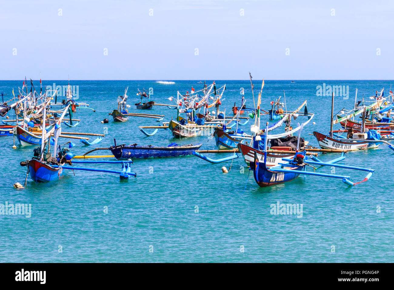 Bali, Indonesien - 30 Mai 2017: traditionellen Balinesischen Fischerbooten aus Jimbaran Strand. Sie werden als Jukungs bekannt. Stockfoto