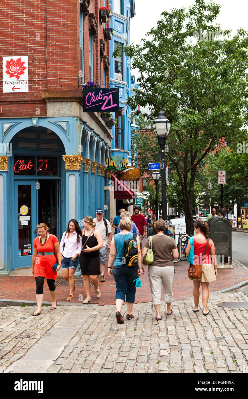 Menschen Überqueren der Straße in der Innenstadt von Portland, Maine Stockfoto