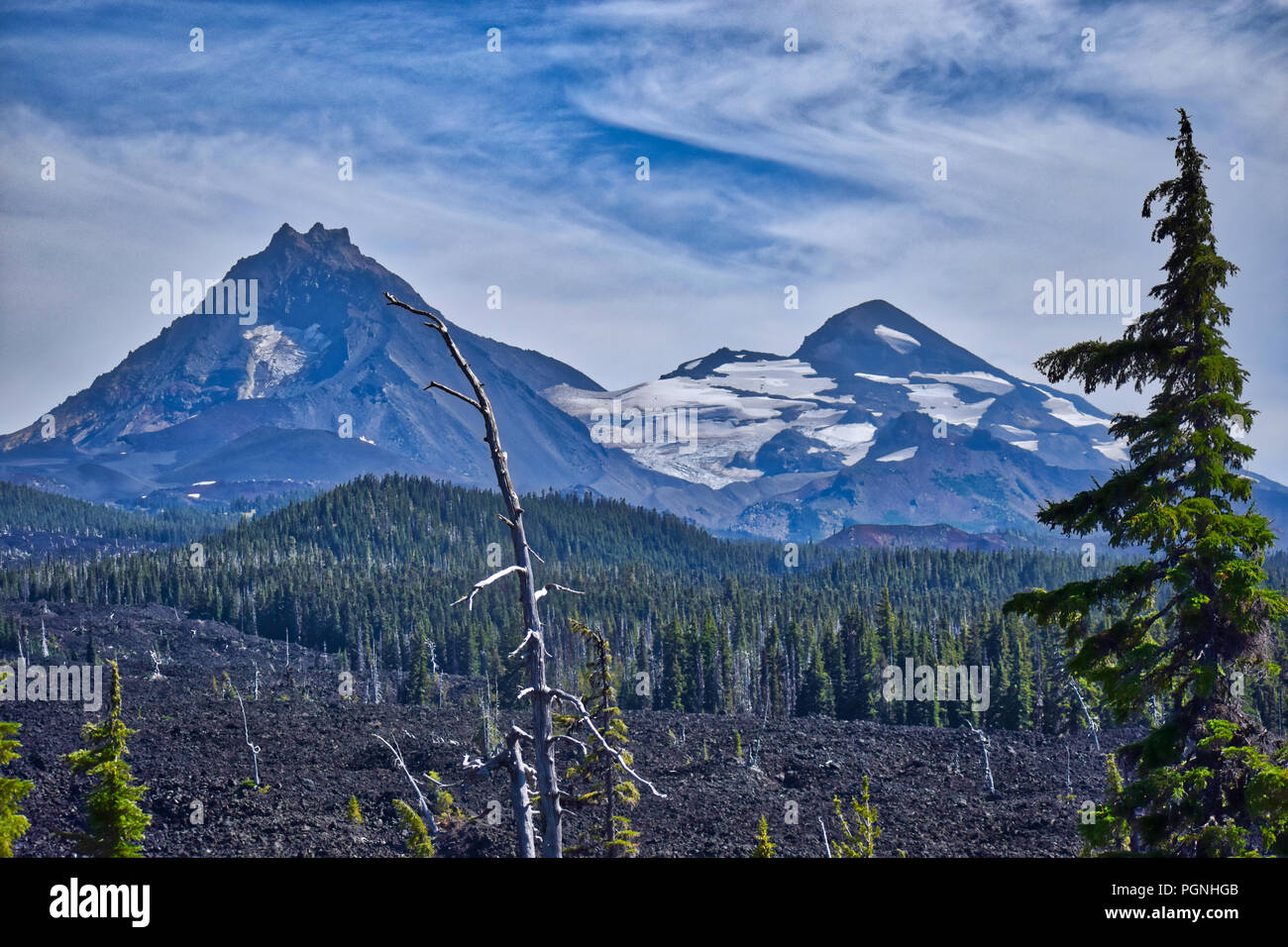 Drei Schwestern Berge jenseits der alten Lavastrom im zentralen Oregon. Stockfoto