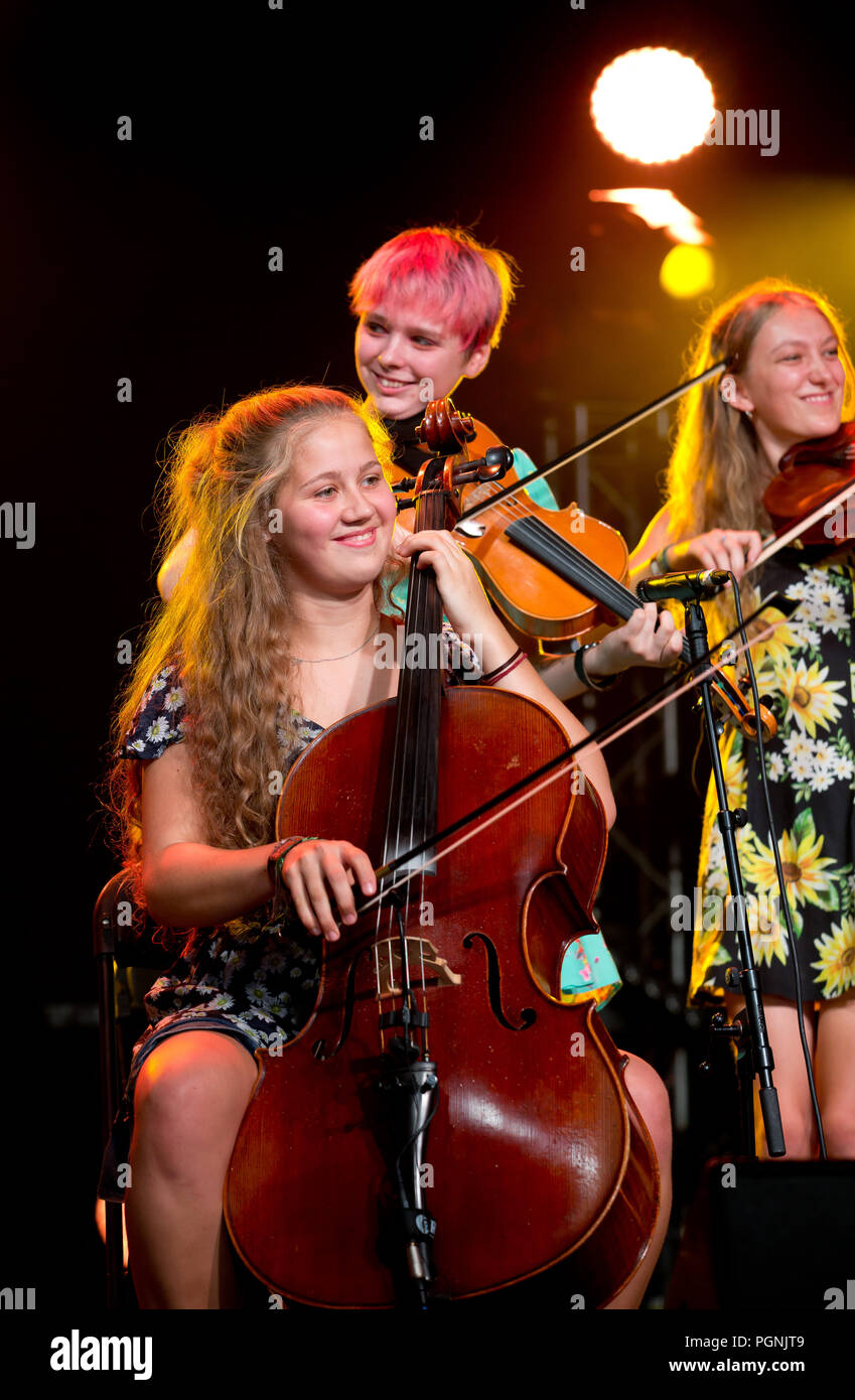 Das National Youth Folk Ensemble treten am ersten Tag des Cambridge Folk Festivals am 3. august 2018 auf der Bühne auf Stockfoto