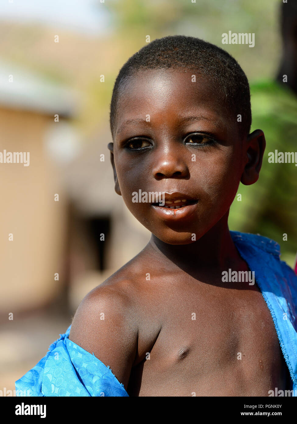 KARA REG., TOGO - Jan 14, 2017: Unbekannter Konkomba kleiner Junge im blauen Hemd schaut weg in das Dorf. Konkombas sind ethnische Gruppe von Togo Stockfoto