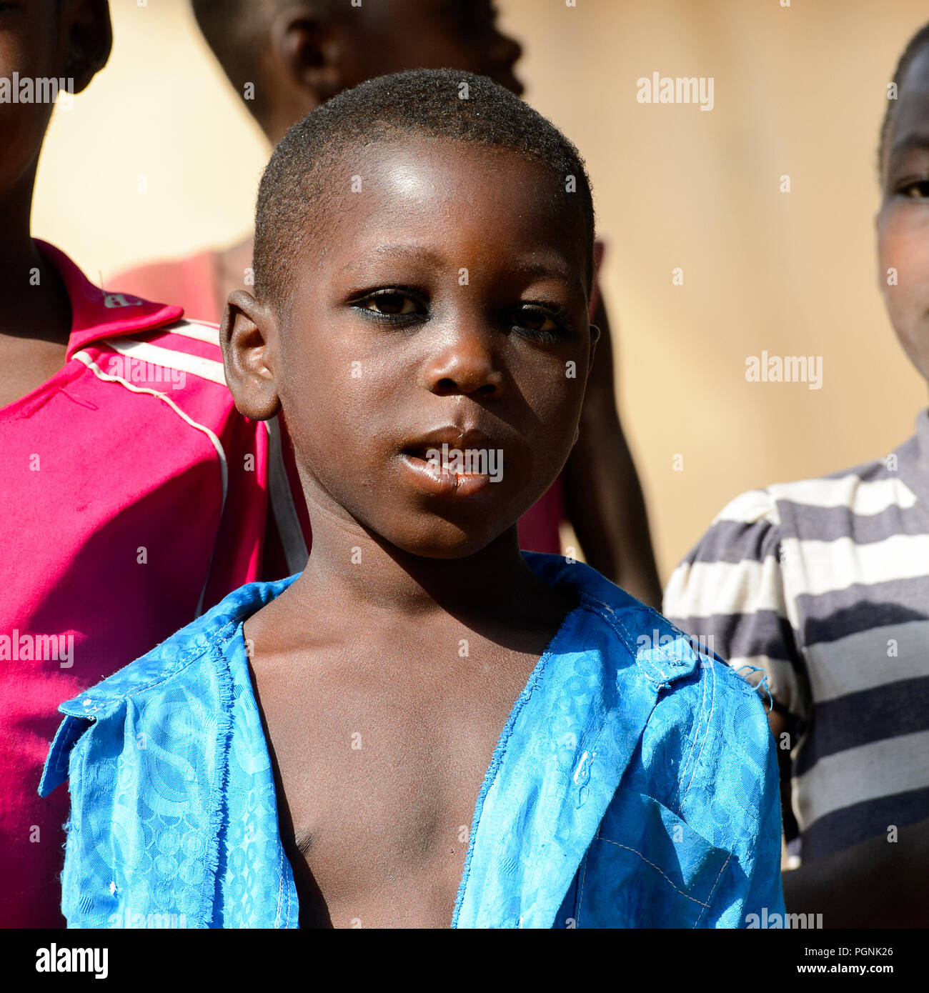 KARA REG., TOGO - Jan 14, 2017: Unbekannter Konkomba kleiner Junge im blauen Hemd blickt voraus in das Dorf. Konkombas sind ethnische Gruppe von Togo Stockfoto